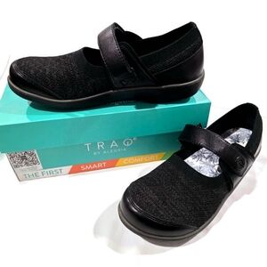 TRAQ Qutie Mary Jane Shoes 9